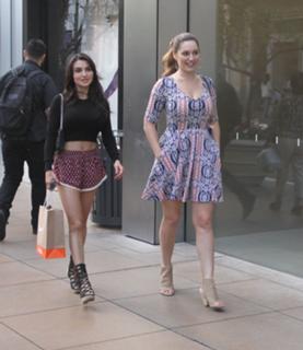 Kelly Brook feet photo thumbnail