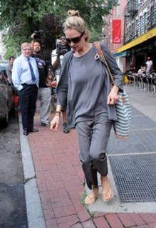 Uma Thurman feet photo thumbnail
