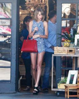 Taylor Swift feet photo thumbnail