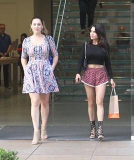 Kelly Brook feet photo thumbnail