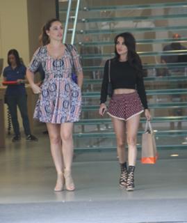 Kelly Brook feet photo thumbnail