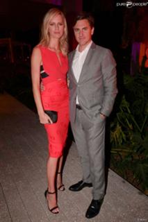 Karolina Kurkova feet photo thumbnail