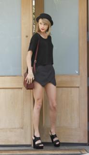 Taylor Swift feet photo thumbnail