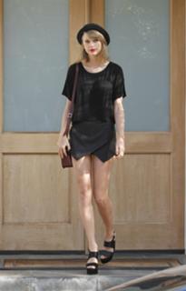 Taylor Swift feet photo thumbnail
