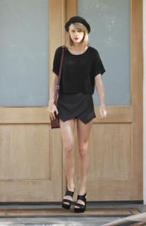Taylor Swift feet photo thumbnail