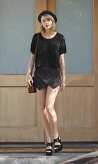 Taylor Swift feet photo thumbnail