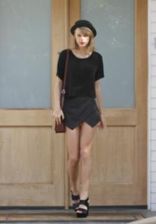 Taylor Swift feet photo thumbnail