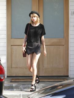 Taylor Swift feet photo thumbnail