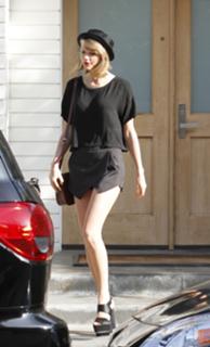 Taylor Swift feet photo thumbnail