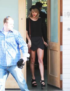 Taylor Swift feet photo thumbnail