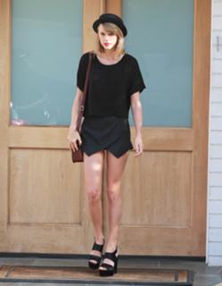 Taylor Swift feet photo thumbnail