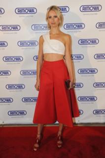Karolina Kurkova feet photo thumbnail
