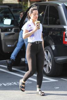 Mena Suvari feet photo thumbnail