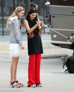 Kendall Jenner feet photo thumbnail