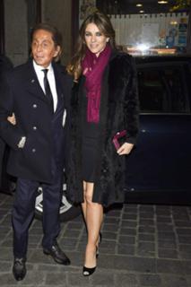 Elizabeth Hurley feet photo thumbnail