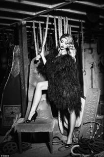 Sarah Hyland feet photo thumbnail