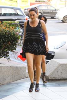 Kelly Brook feet photo thumbnail