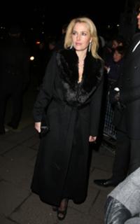Gillian Anderson feet photo thumbnail