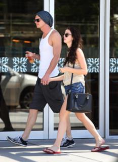 Kaya Scodelario feet photo thumbnail