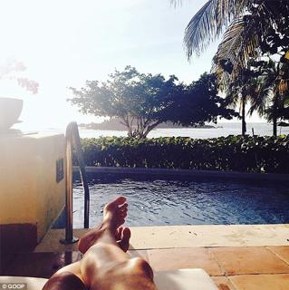 Gwyneth Paltrow feet photo thumbnail