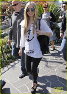 Avril Lavigne feet photo thumbnail
