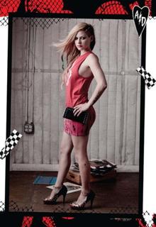 Avril Lavigne feet photo thumbnail