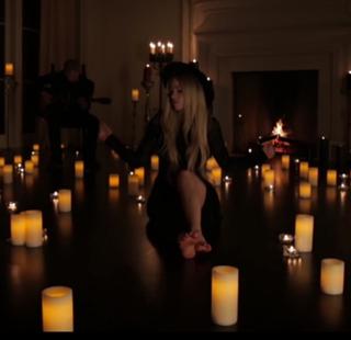 Avril Lavigne feet photo thumbnail
