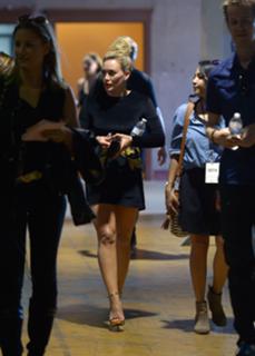 Hilary Duff feet photo thumbnail