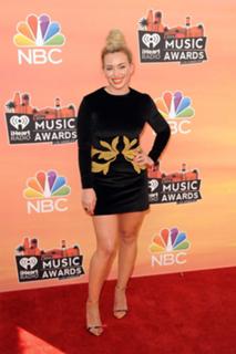 Hilary Duff feet photo thumbnail