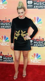 Hilary Duff feet photo thumbnail