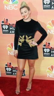 Hilary Duff feet photo thumbnail