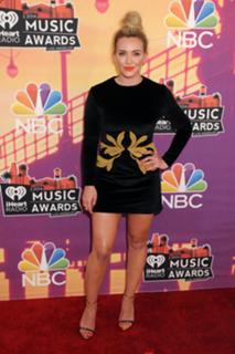 Hilary Duff feet photo thumbnail