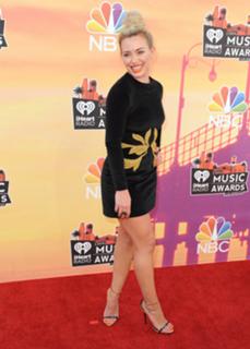 Hilary Duff feet photo thumbnail