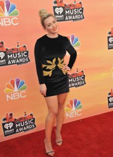 Hilary Duff feet photo thumbnail
