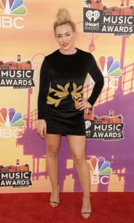 Hilary Duff feet photo thumbnail