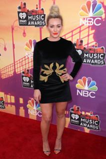 Hilary Duff feet photo thumbnail