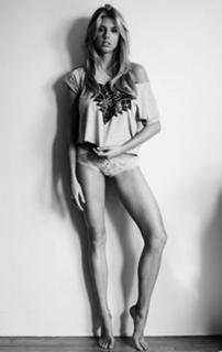 Charlotte McKinney feet photo thumbnail