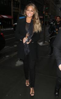 Chrissy Teigen feet photo thumbnail