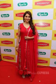 Madhuri Dixit feet photo thumbnail