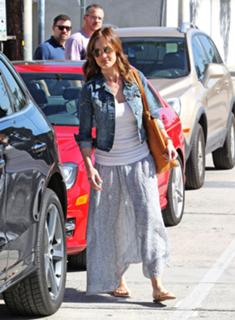 Minka Kelly feet photo thumbnail