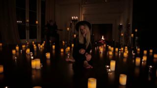 Avril Lavigne feet photo thumbnail