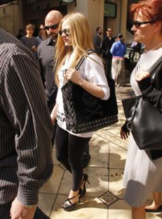 Avril Lavigne feet photo thumbnail