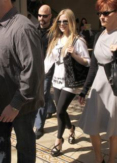 Avril Lavigne feet photo thumbnail