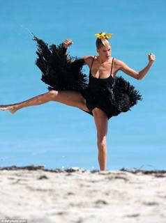 Doutzen Kroes feet photo thumbnail