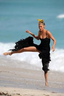 Doutzen Kroes feet photo thumbnail
