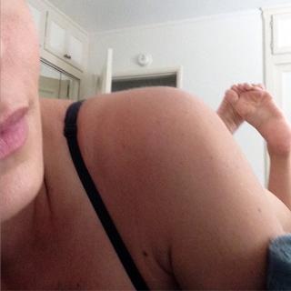 Franciely Freduzeski feet photo thumbnail