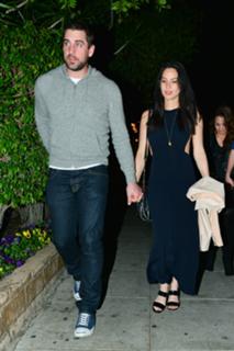 Olivia Munn feet photo thumbnail