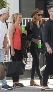 Ellie Goulding feet photo thumbnail