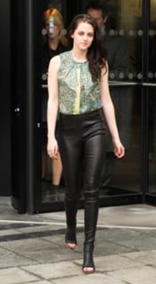 Kristen Stewart feet photo thumbnail