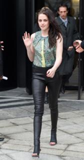 Kristen Stewart feet photo thumbnail